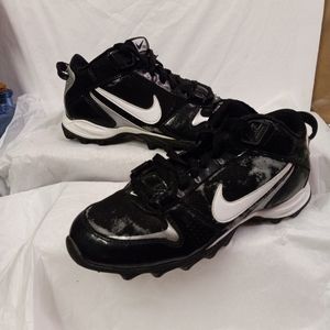 NIKE Youth Sneakers Shark Football  Size 7.5